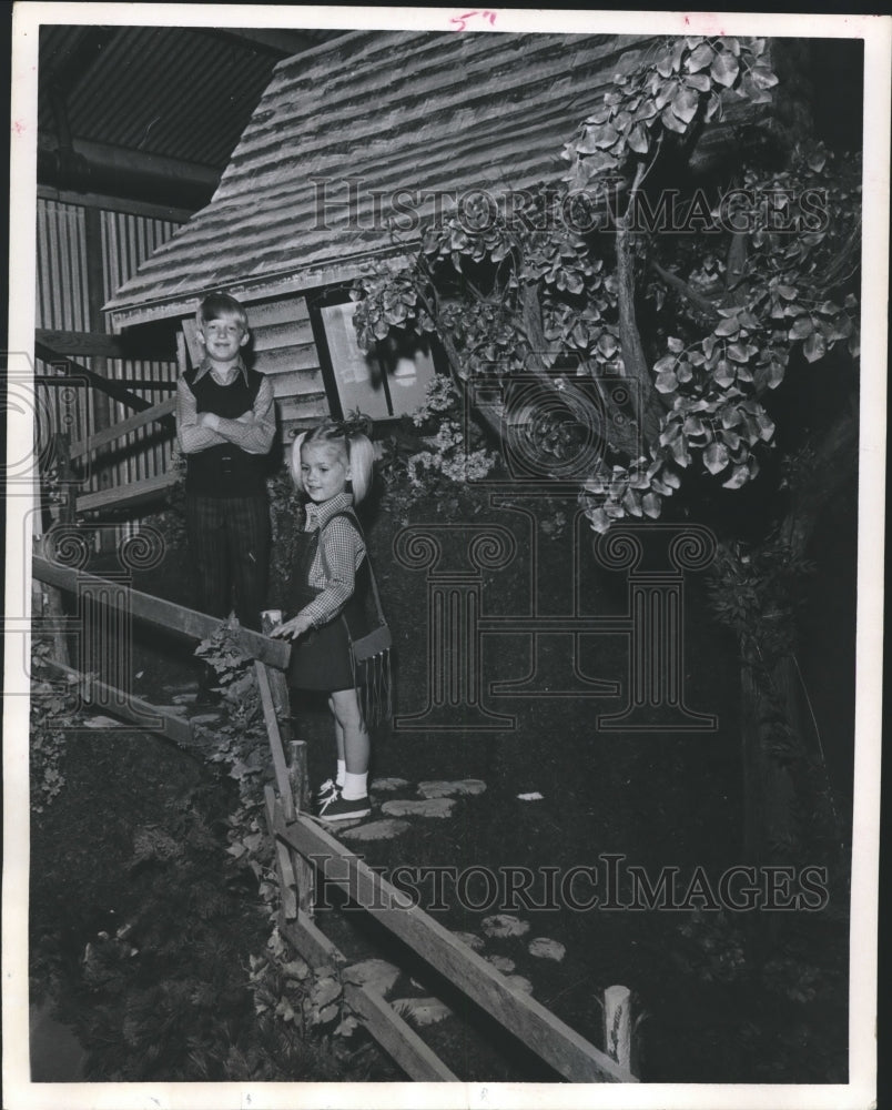 1970 Press Photo Children, pioneer house, Foley Brothers Thanksgiving Day Parade - Historic Images