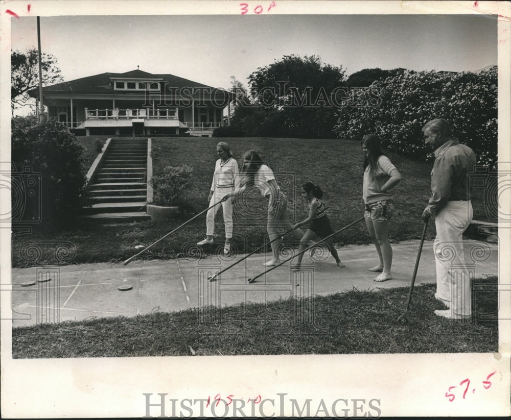 1971 Press Photo Slaughter family plays, LaPorte, Texas - hca09995 - Historic Images