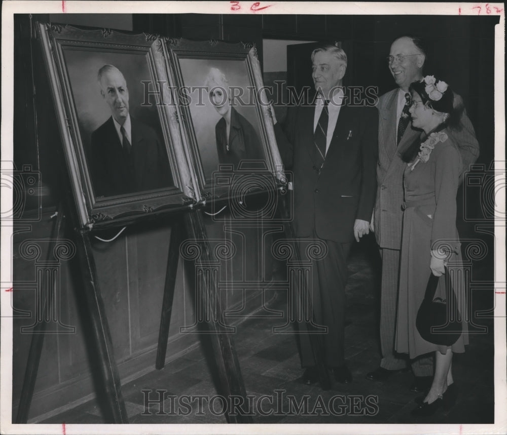 1950 Press Photo Officials viewing portraits in Baylor University of Texas, Waco - Historic Images