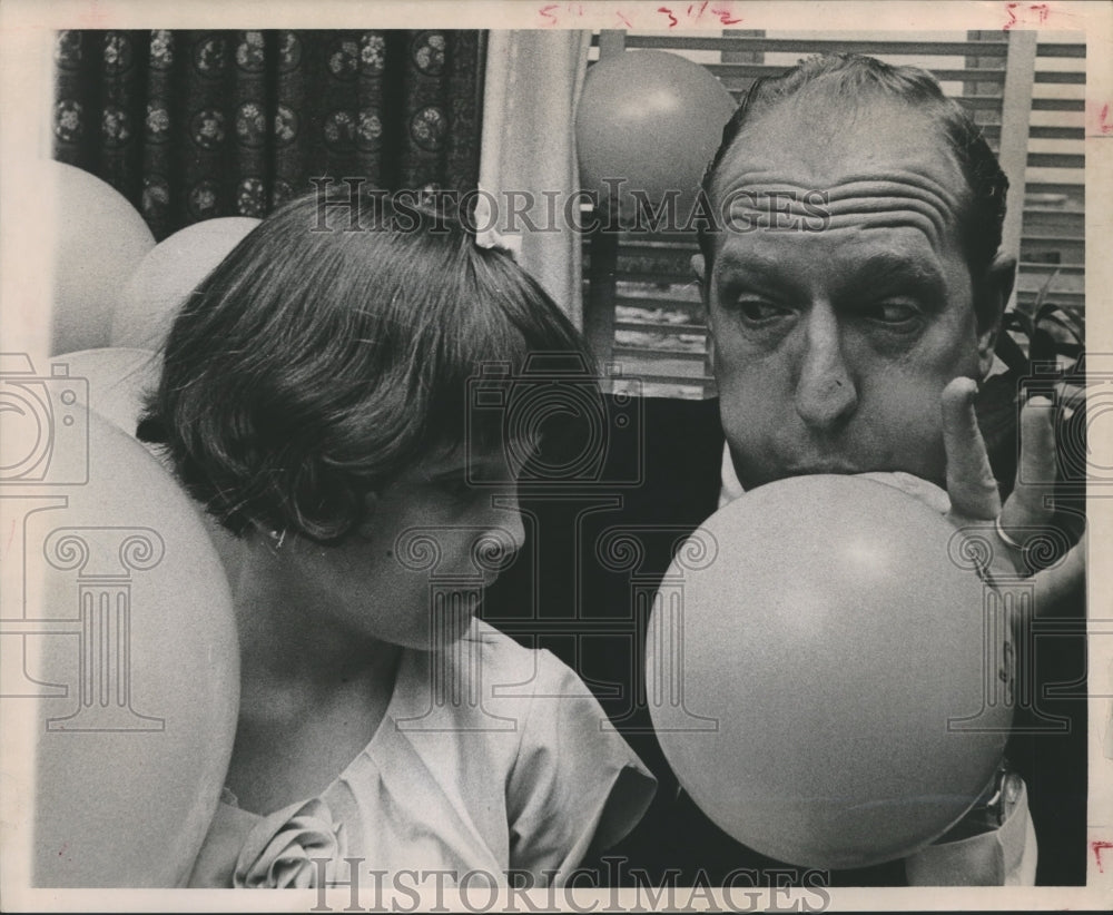 1963 Press Photo  Doug Hall &amp; Patient Naomi Garcia, Blue Bird Circle, Houston - Historic Images