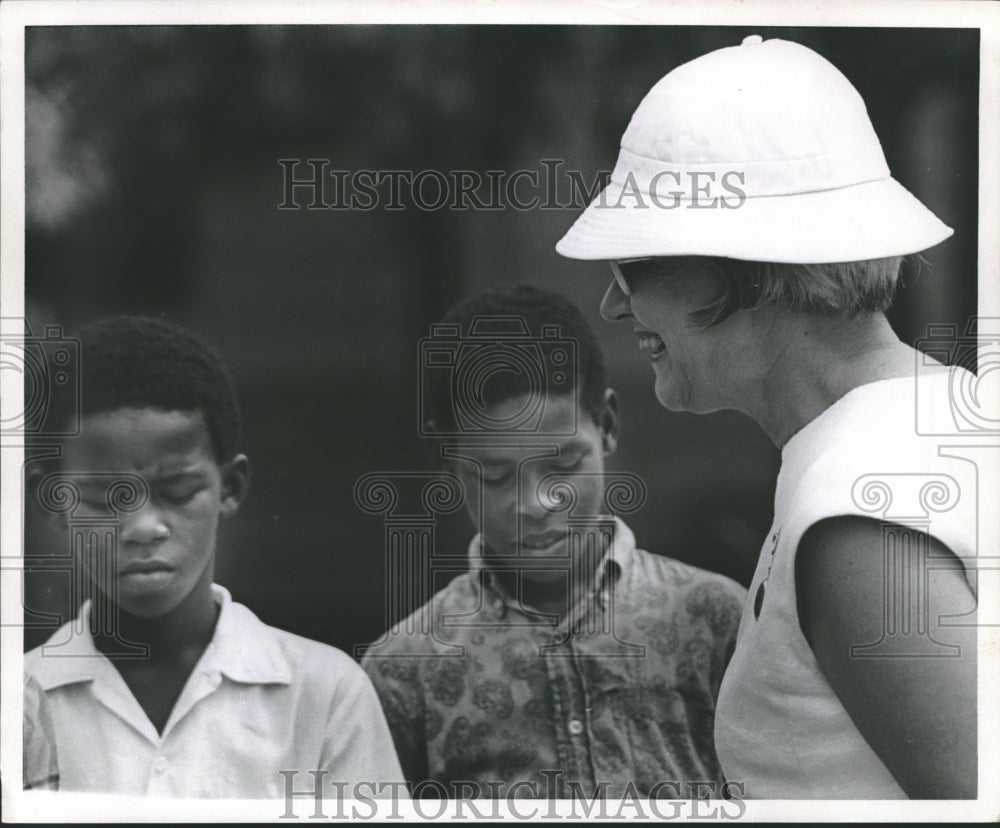 1969 Press Photo Dr. Francine Jensen Talks with Young Boys of Bordersville - Historic Images