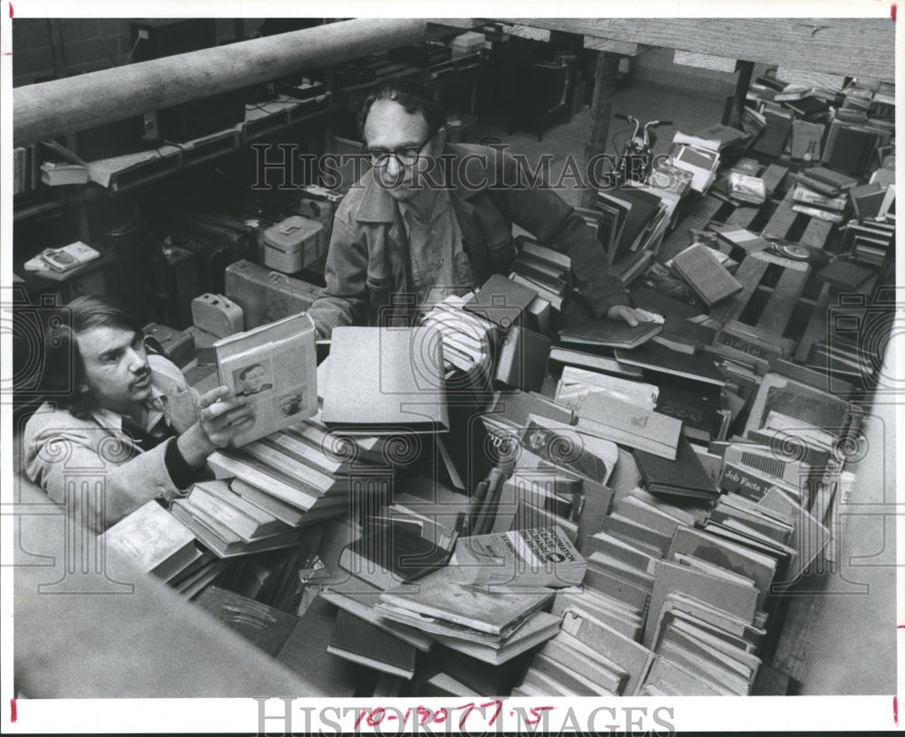 1974 Press Photo University of Houston students inspect books, Book Stores - Historic Images