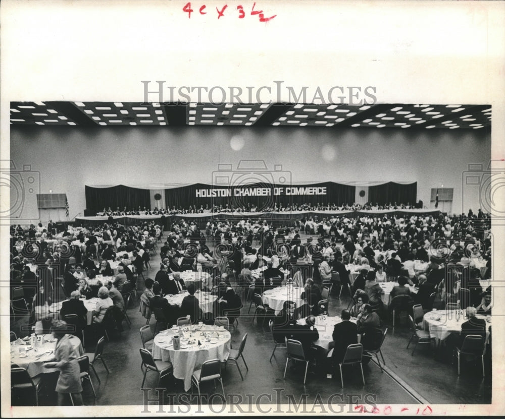 1968 Press Photo 1500 hear Tulsa editor at Houston Chamber of Commerce banquet-Historic Images