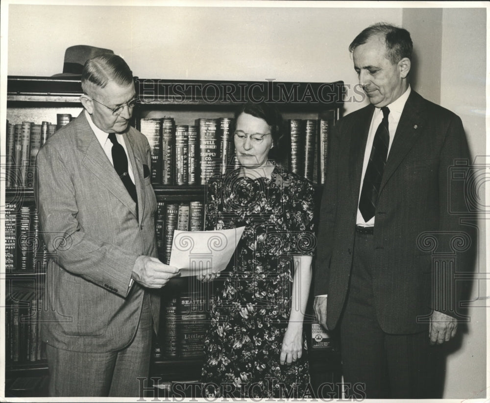 1941 Press Photo Staff of the Chamber of Commerce backs Defense Bond drive - Historic Images