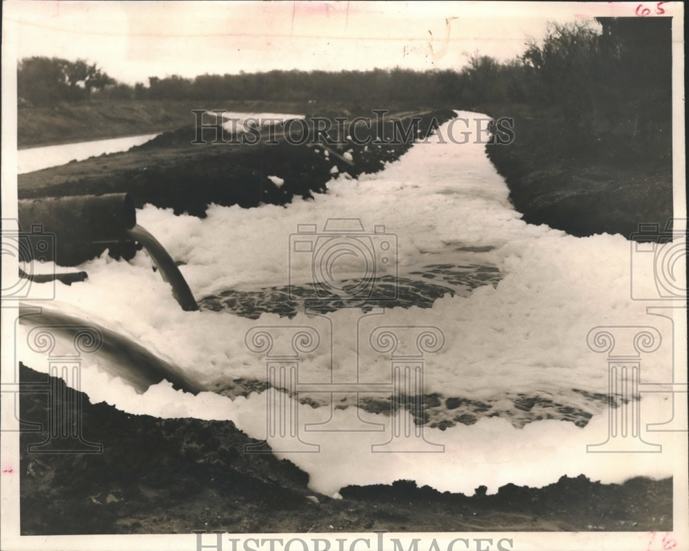 1959 Press Photo Foaming Chemical Detergent in Brays Bayou Near Treatment Plant - Historic Images