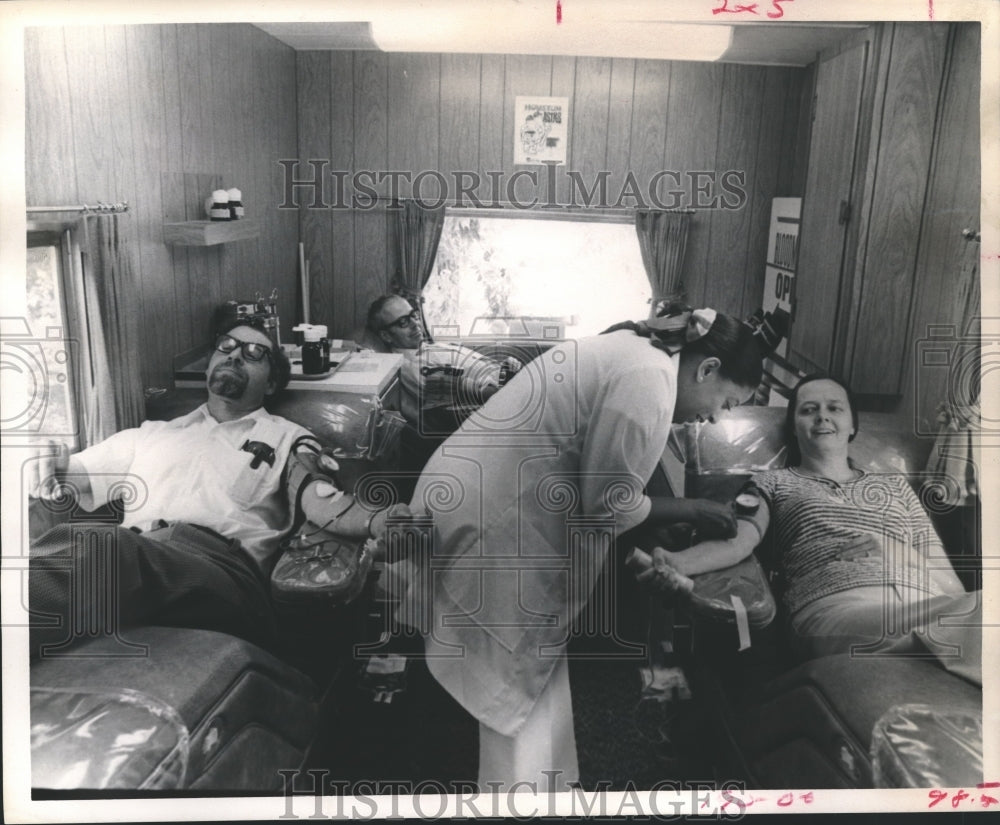 1972 Press Photo Giving blood in mobile blood unit, Houston - hca10442 - Historic Images