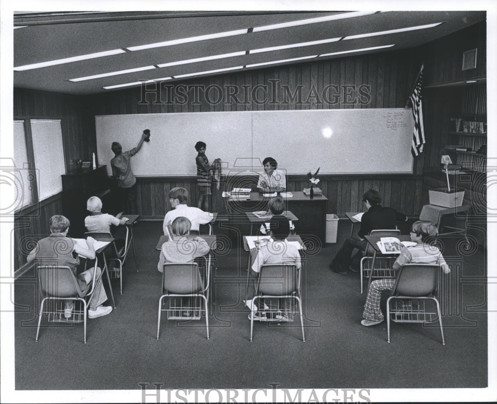 1975 Press Photo Boys in classrooom with Larry Meeks, teacher at Boys' Country - Historic Images