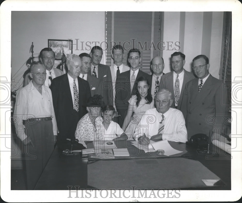 1946 Press Photo Mr. and Mrs. Ross Sterling donate home to Boys and Girls Harbor - Historic Images