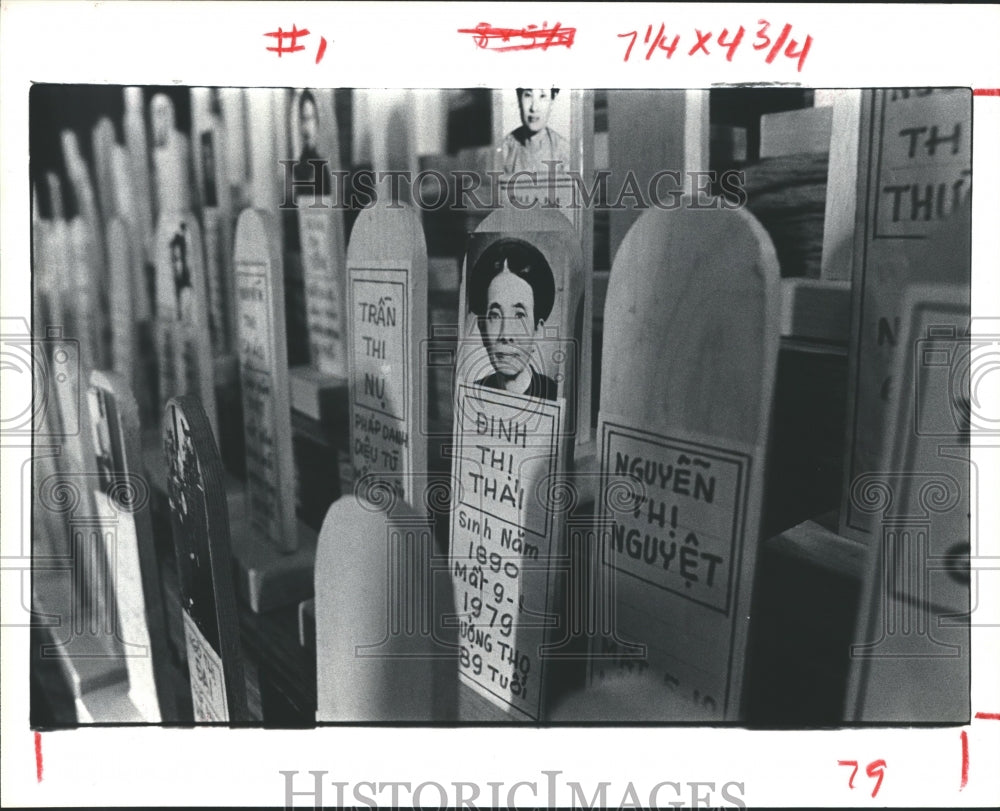 1979 Press Photo Members at Buddhist Pagoda in Houston Made Small Plaques - Historic Images