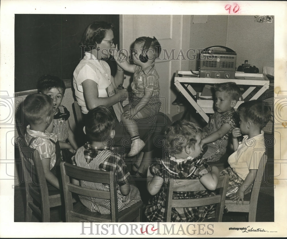 1953 Press Photo Teacher with students at Houston School For Deaf Children - Historic Images