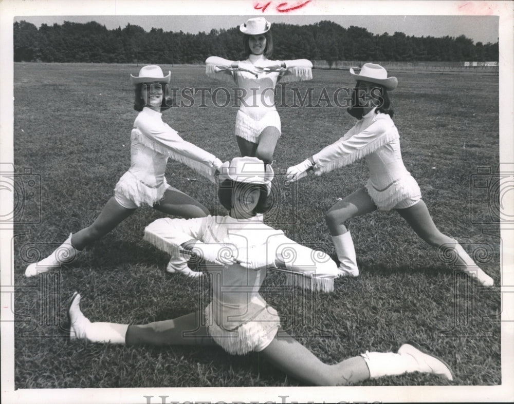 1966 Press Photo Channel view&#39;s Pretty Channelettes, Channel view High School - Historic Images