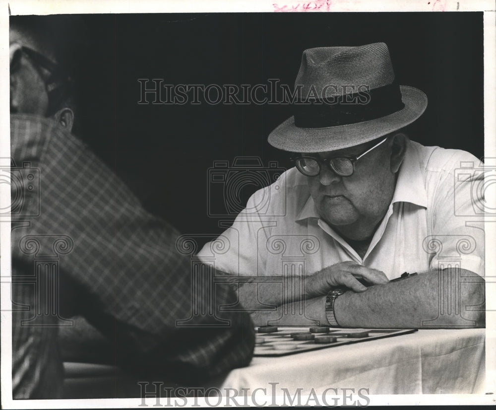 1970 Press Photo George Moore and J. D. Grant in Checker Tournament, Texas - Historic Images