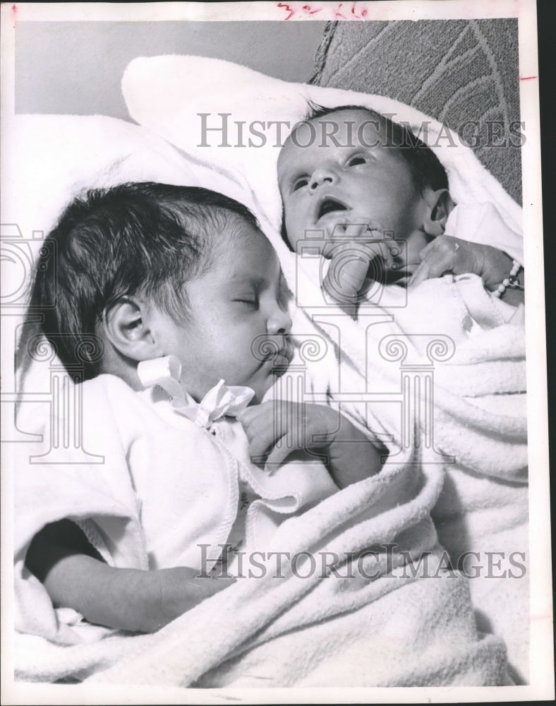 1961 Press Photo Birth of Twin Daughters to Mr &amp; Mrs Nick U. Lira of Houston - Historic Images