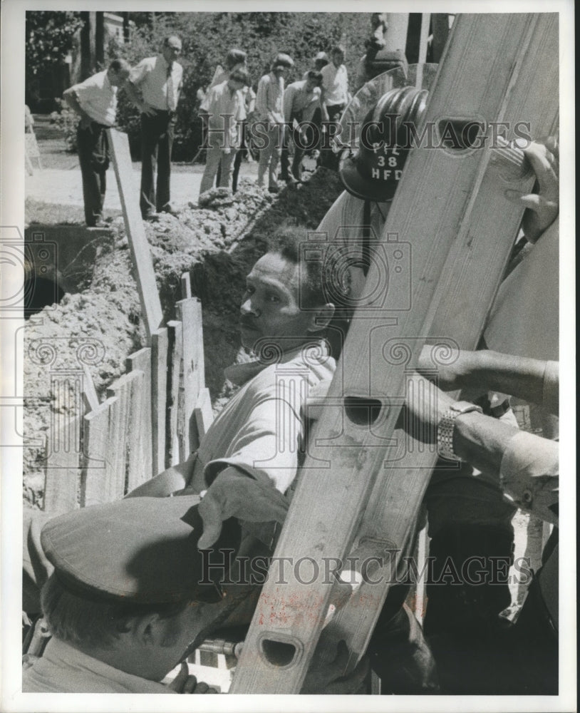 1974 Press Photo Rescue workers at a Houston Cave-in - hca11104 - Historic Images