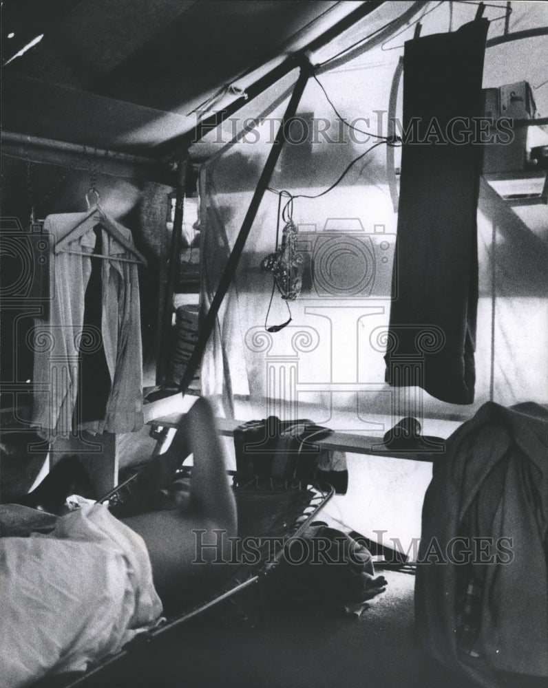 1972 Press Photo Cappa Tries to Sleep in Texas Cave While Sun Was Up - hca11159-Historic Images