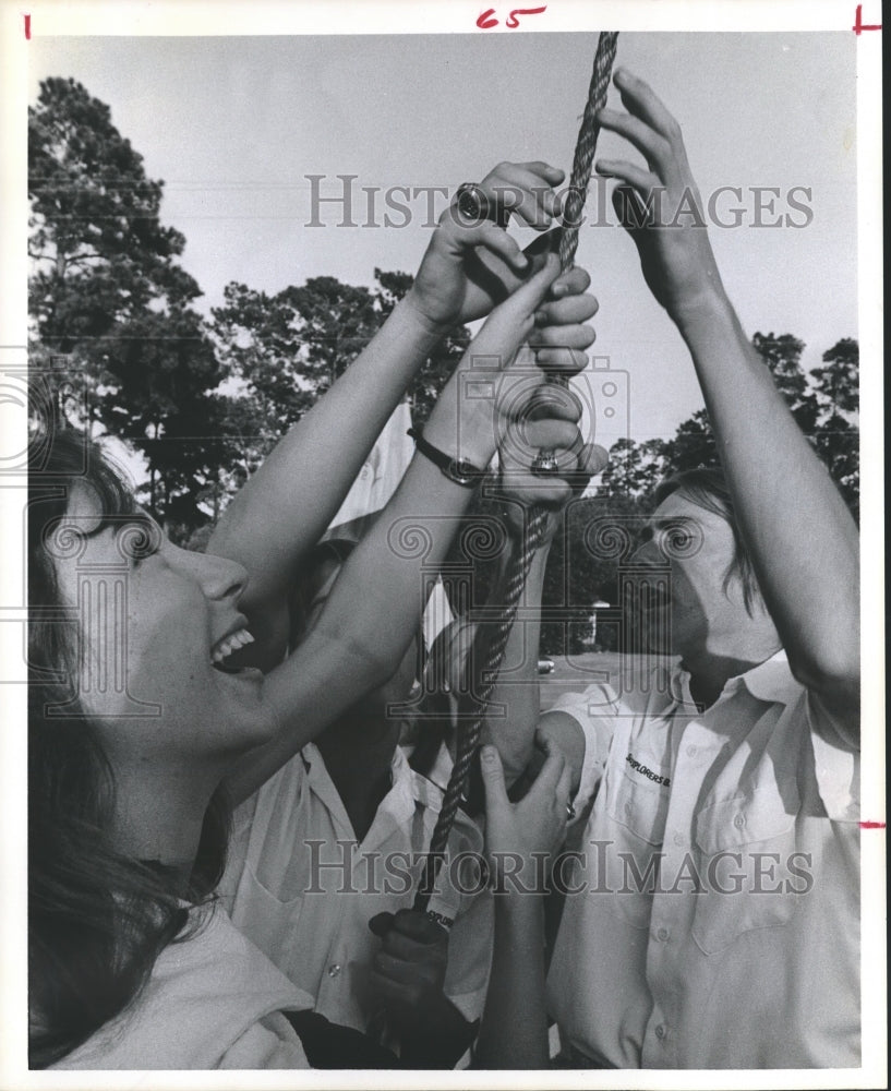 1975 Press Photo Houston Boy Scouts hoist rope on sailboat - hca11283 - Historic Images