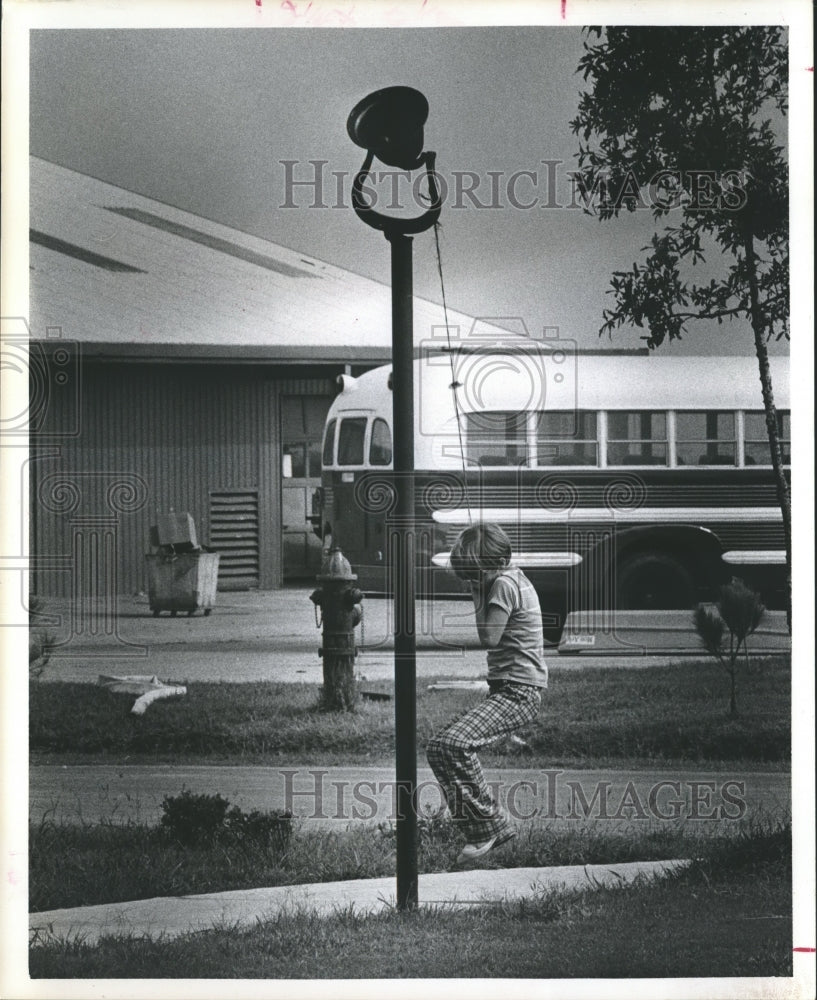 1975 Press Photo Jody Sisk of Boy's Country Rings The Chow Bell - hca11320 - Historic Images