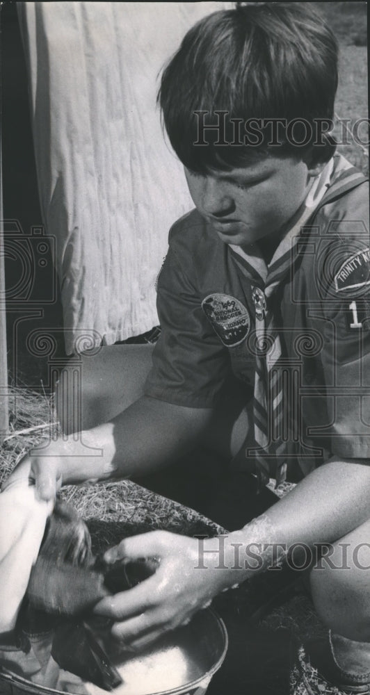 1969 Press Photo David Mann Of Boy Scouts Troop 110 Sets Up Washateria at Camp - Historic Images