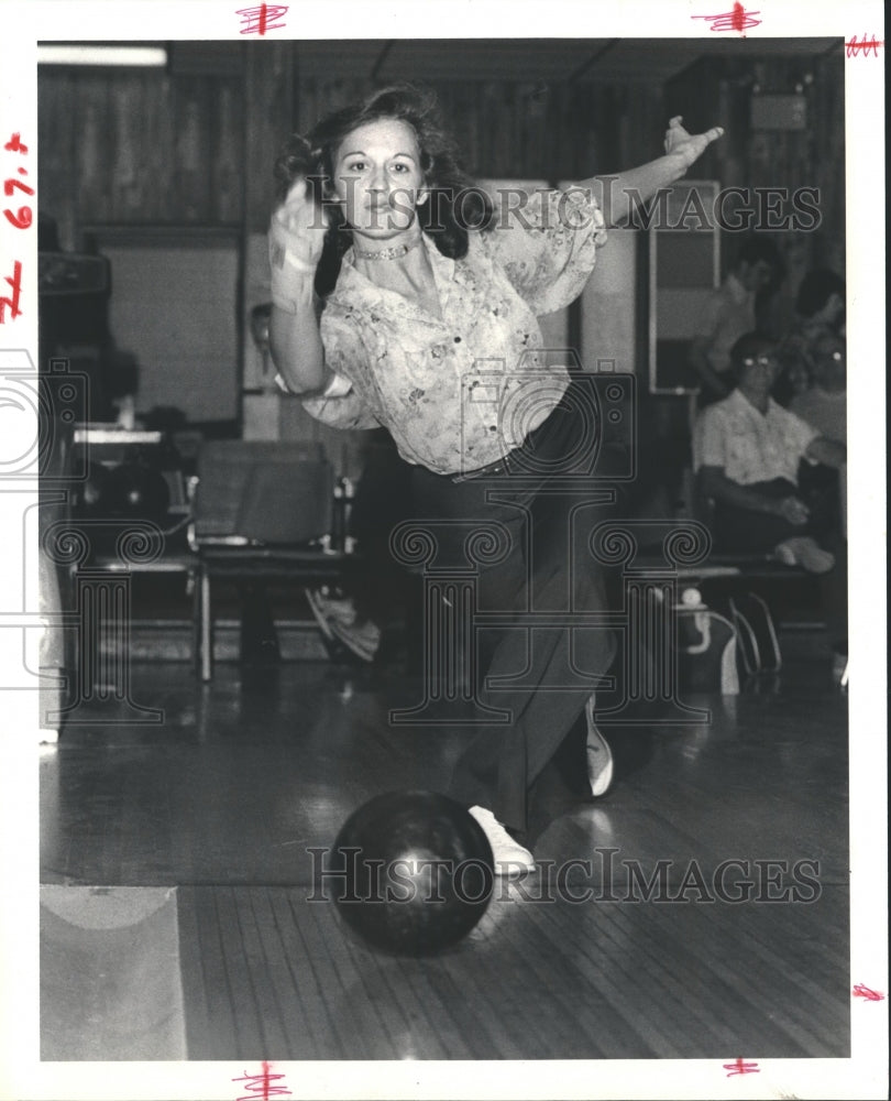 1980 Press Photo Luci Bonneau Tosses Bowling Ball onto Alley. - hca11338- Historic Images