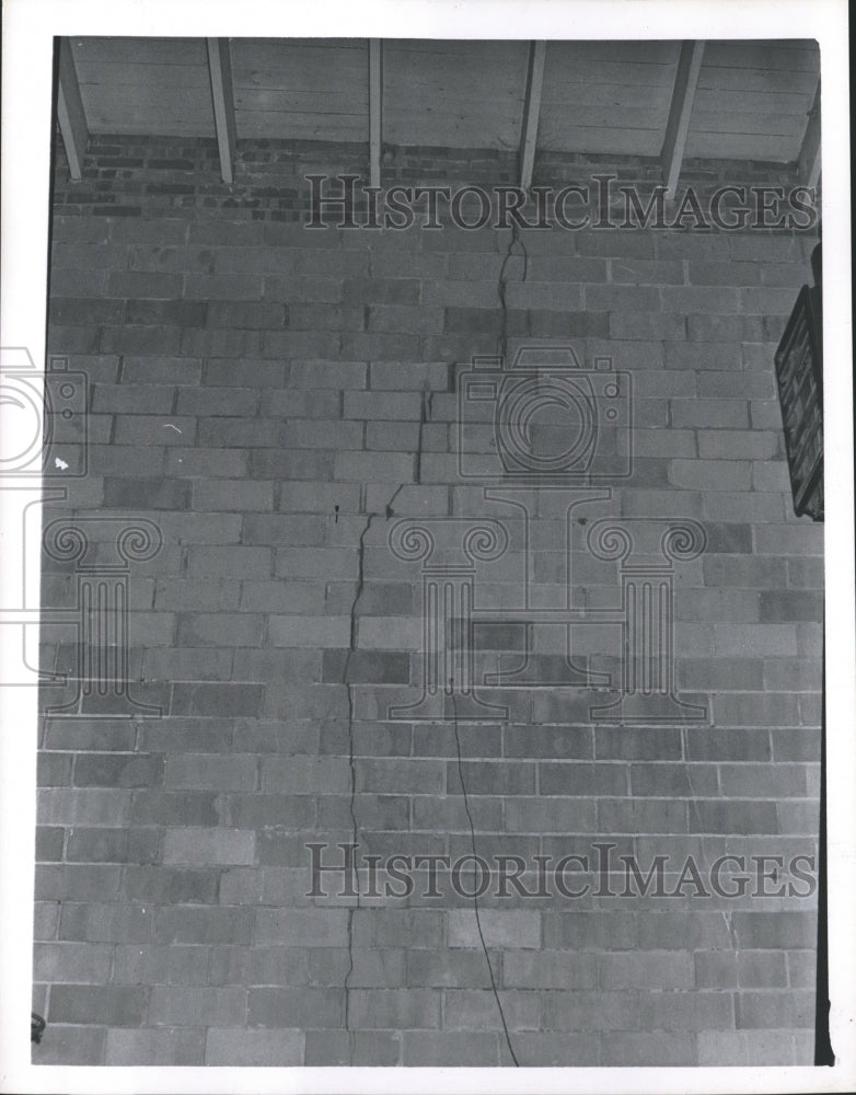 1965 Press Photo Crack Inside Channelview, Texas DeZavalla Elementary Gym Wall - Historic Images