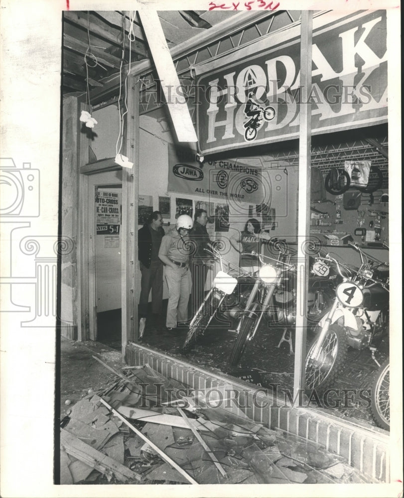 1971 Press Photo Heavy Bomb Damage to Showoom of Sport Cycles of Houston - Historic Images