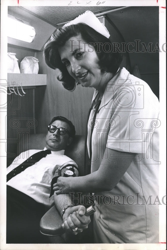 1968 Press Photo Ann Brennand takes blood pressure of James Dossett, Houston - Historic Images