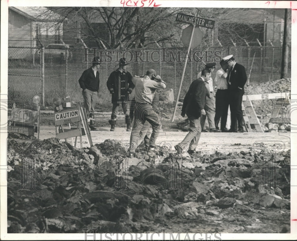 1970 Press Photo Work Crews Repair A Broken Line At United Gas Co., Houston - Historic Images