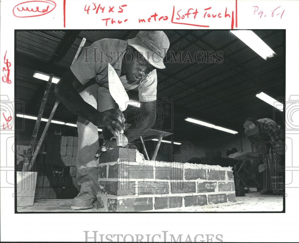 1979 Press Photo Apprentice Bricklayer Vincent Jones taps down a brick, Houston-Historic Images