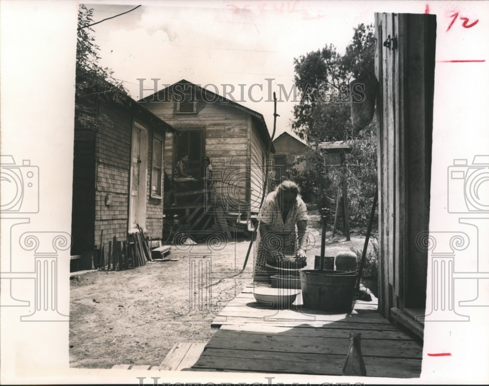 1964 Press Photo Woman Grinds Corn For Tortillas in Brownsville, Texas - Historic Images