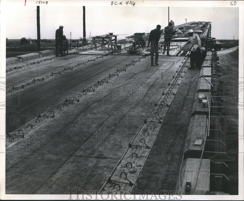 1969 Press Photo Construction Workers Decking Out New Bridge in Texas - Historic Images