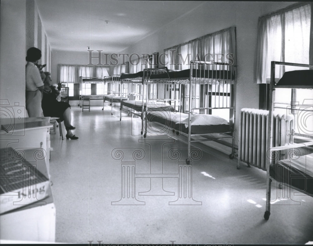 1965 Press Photo Woman Waiting in Burnett Bayland Home - hca11805 - Historic Images