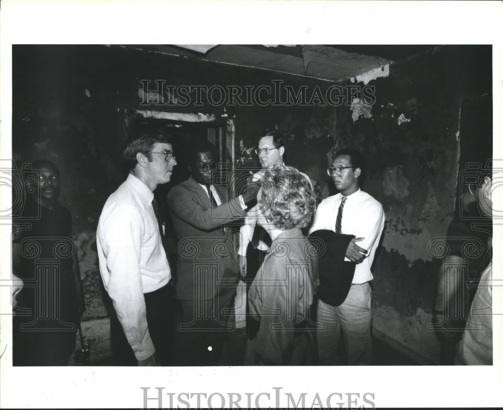 1985 Press Photo City Officials Tour Abandoned Theater Building in Houston - Historic Images