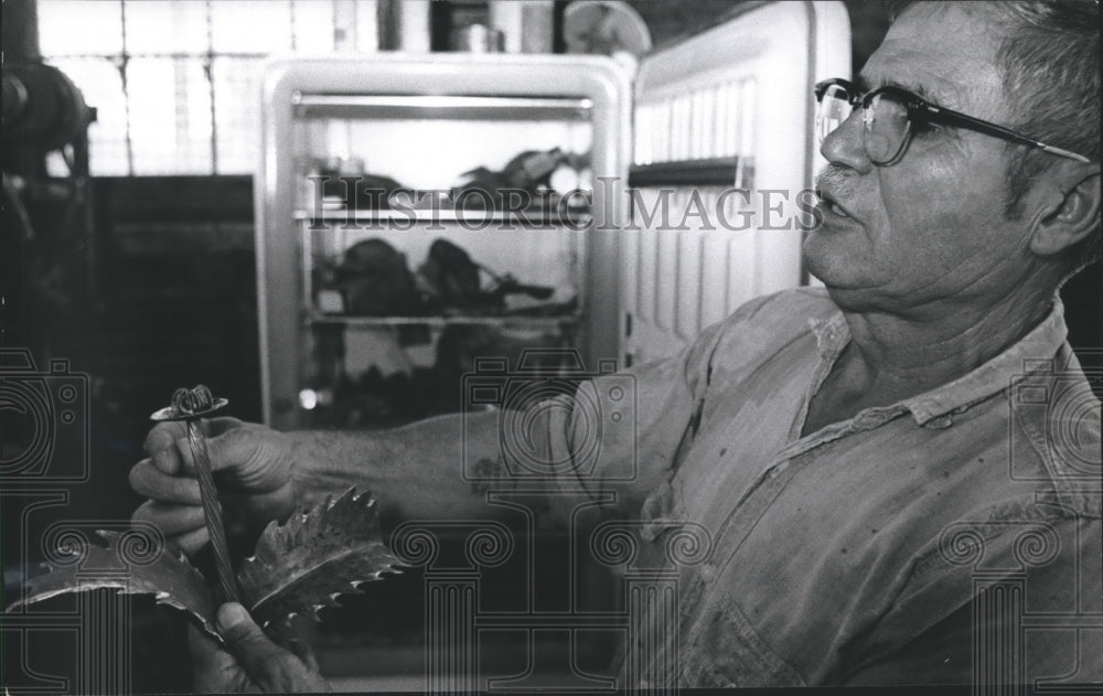 1969 Press Photo Blacksmith Jim de Leon of Texas Holds Art Object He Created - Historic Images