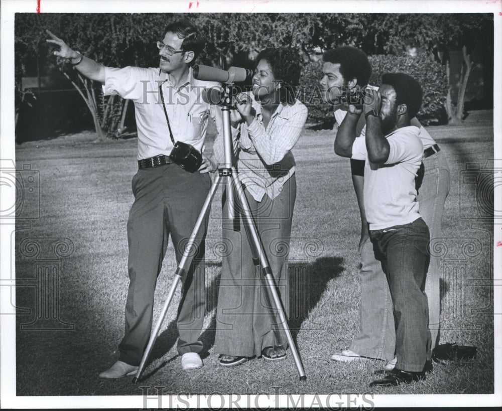 1977 Press Photo Dr. Hinderstein & Students Study House Sparrow Bird of Houston-Historic Images