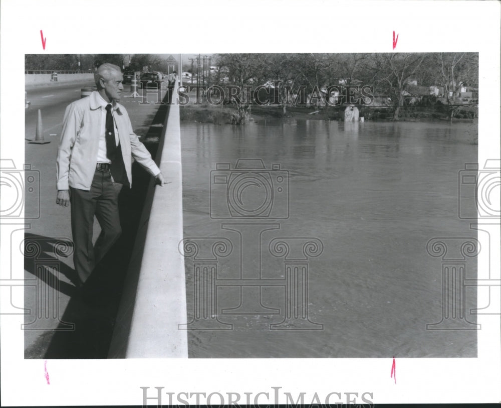 1992 Press Photo Mel Speed looking at Brazos River during flooding - hca12192 - Historic Images