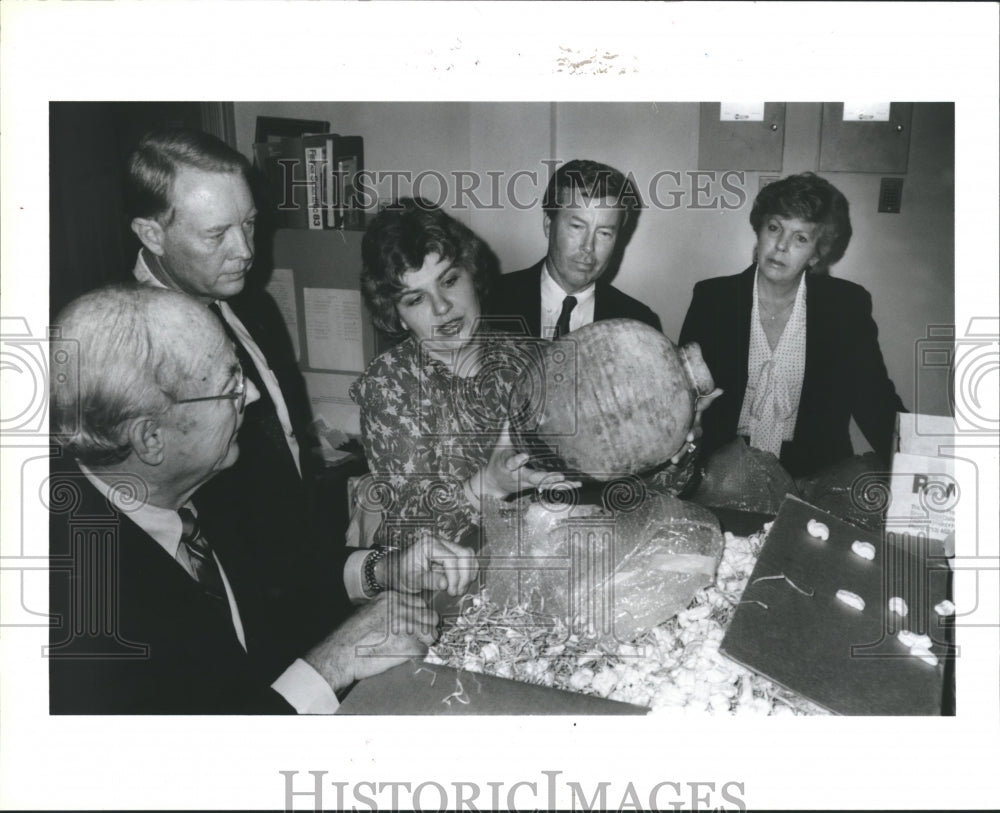 1986 Press Photo Officials at Brazoria County Historical Museum with artifact - Historic Images