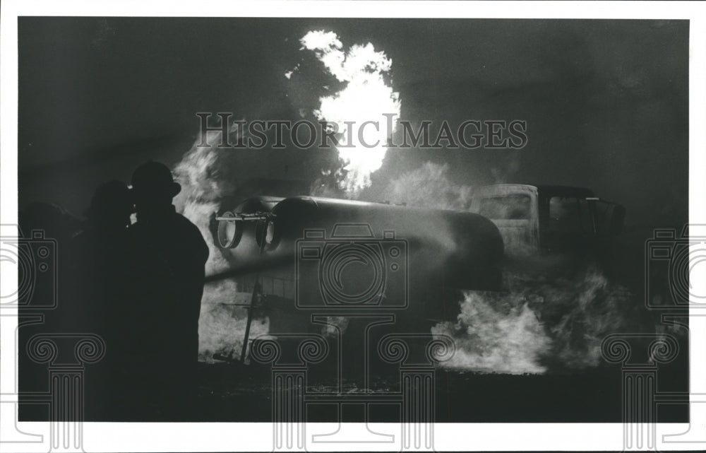 1984 Press Photo Extinguishing LP Gas Truck, Brayton Fireman Training Field, TX - Historic Images