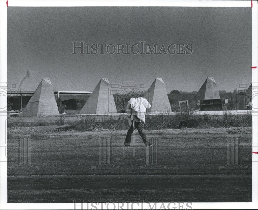 1975 Press Photo Allen Hall of Boys Country Carries Curtains To Laundry - Historic Images