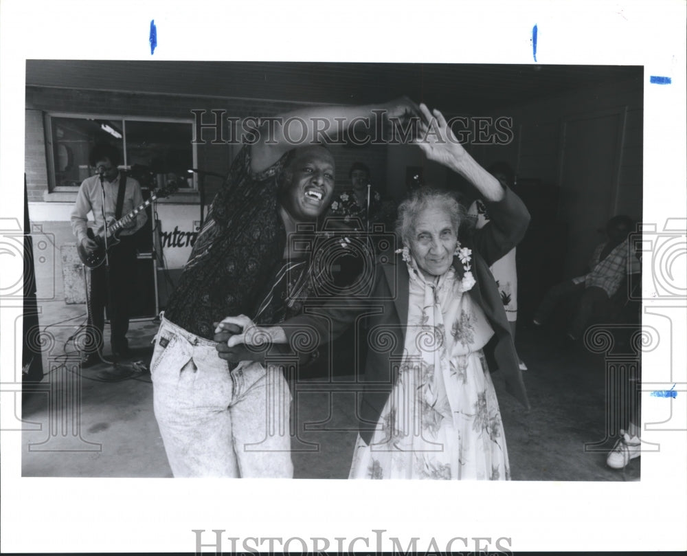 1991 Press Photo Miguel Quinones &amp; Josefina Cantu at Cinco de Mayo, Houston - Historic Images