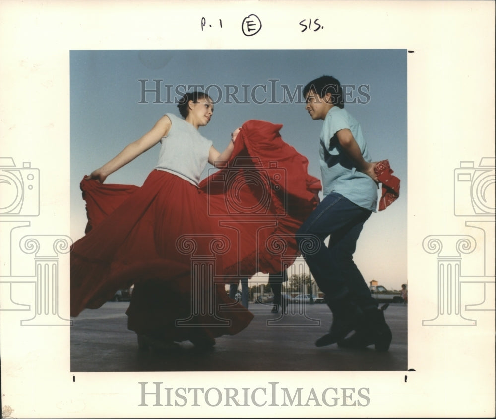 1988 Press Photo Friends dance in celebration of Cinco De Mayo - Houston - Historic Images