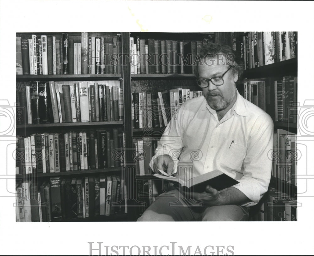 1984 Press Photo Herman Detering owner of Deterings Book Store - Houston - Historic Images