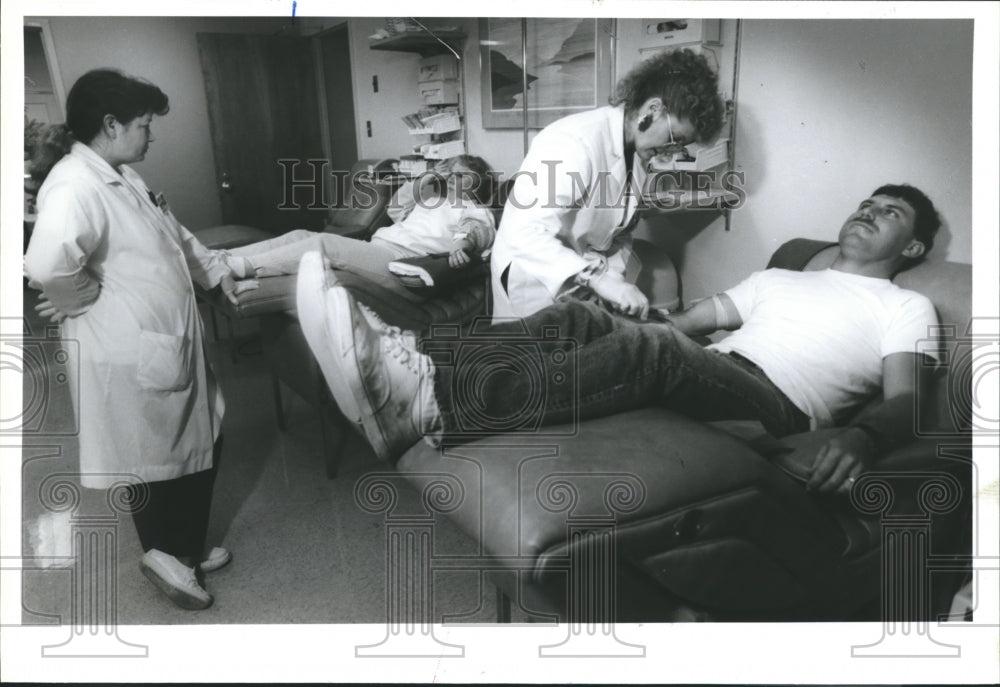 1991 Press Photo Jo Gill draws blood from Donor Winston Dentor, Houston - Historic Images