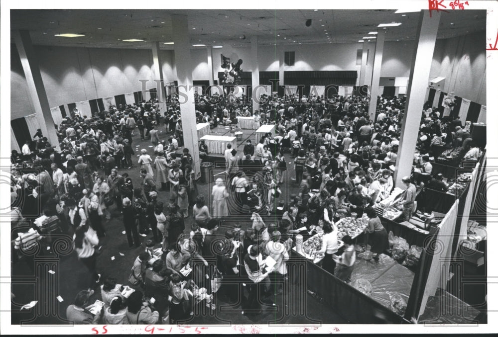 1985 Press Photo Attendees At World of Chocolate Expo Benefit By American ORTS. - Historic Images