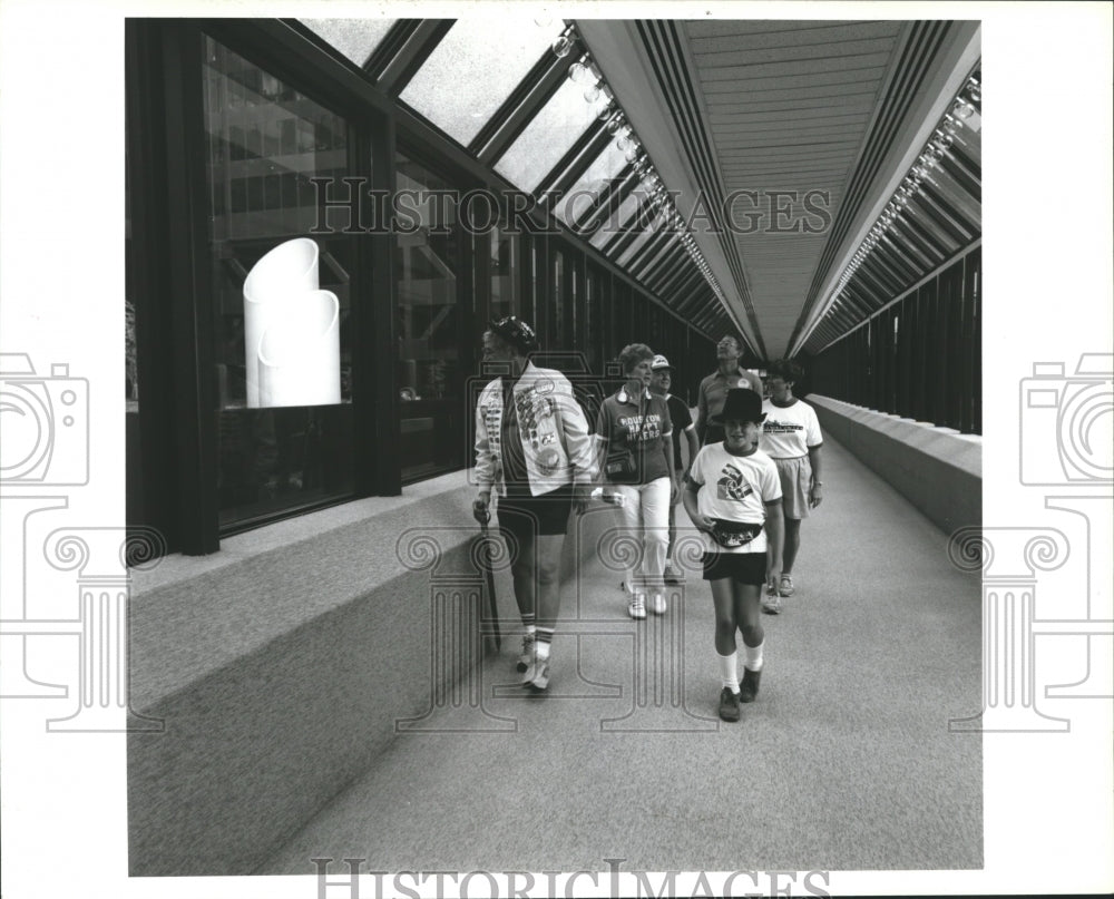 1986 Press Photo visitors examine crosswalk in Houston building - hca12282 - Historic Images