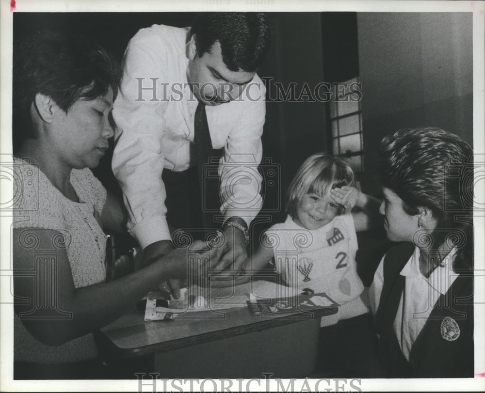 1985 Press Photo Virginia Erica checks cholesterol on Child - hca12285 - Historic Images