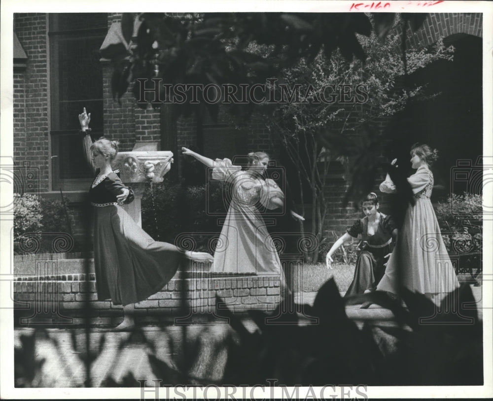 1982 Press Photo Quartet of Dancers Perform at Christ Church Cathedral, Houston - Historic Images