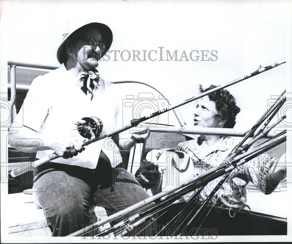 1962 Press Photo Mrs. Gilbert and Mrs. Simpson fishing in Galveston, Texas - Historic Images