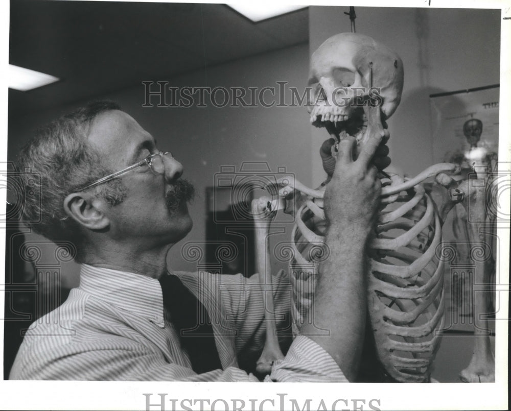 1995 Press Photo Dr. S. Carl Harvey studies bones, Baylor College of Medicine - Historic Images