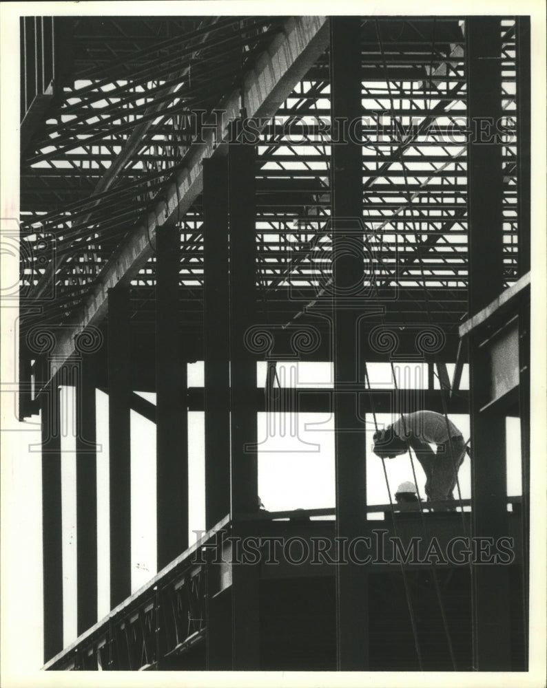 1979 Press Photo Workman weld braces on top of Vantage Building in Houston - Historic Images