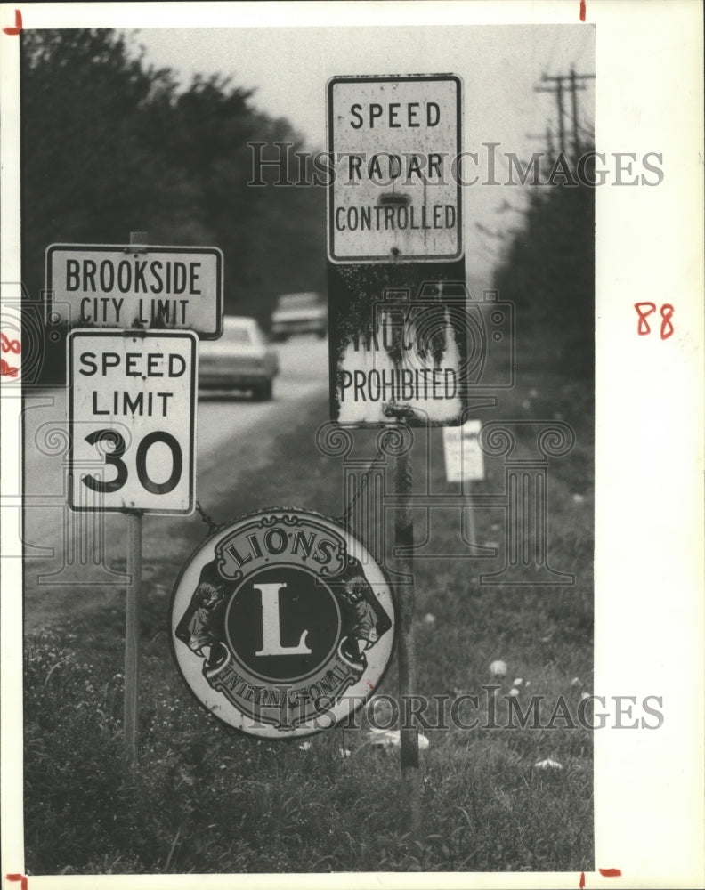 1981 Press Photo Brookside Village, Texas Signage Reflect Gas Pipeline Explosion - Historic Images